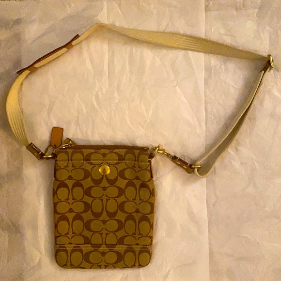 Small Coach crossbody bag 8.5 x7 - Picture 1 of 8